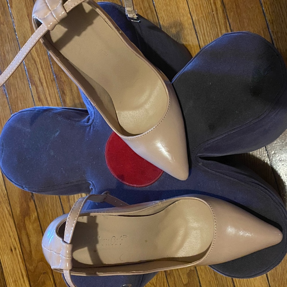 Nude heel with red bottom